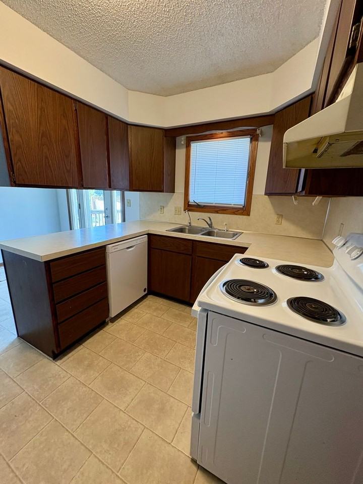 340 Olympic Dr - Photo 2 of 13