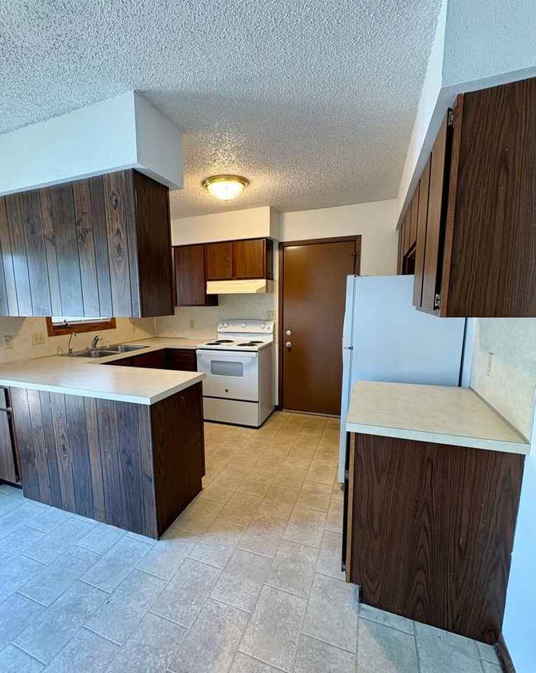 340 Olympic Dr - Photo 3 of 13