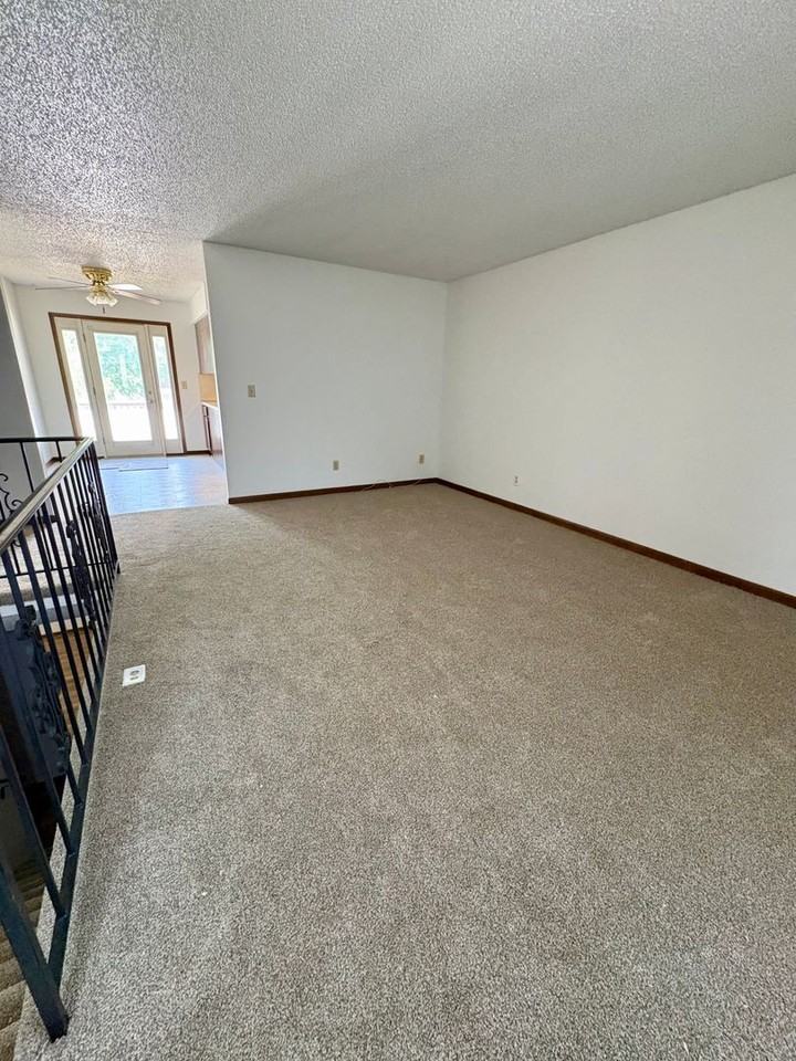 340 Olympic Dr - Photo 5 of 13
