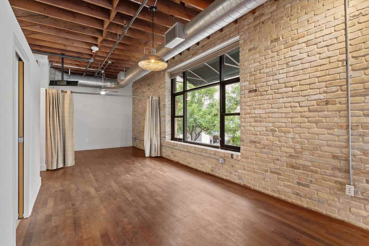 411 Brazos St - Photo 7 of 29