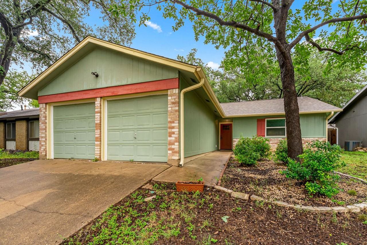 920 Acorn Oaks Dr - Photo 2 of 16