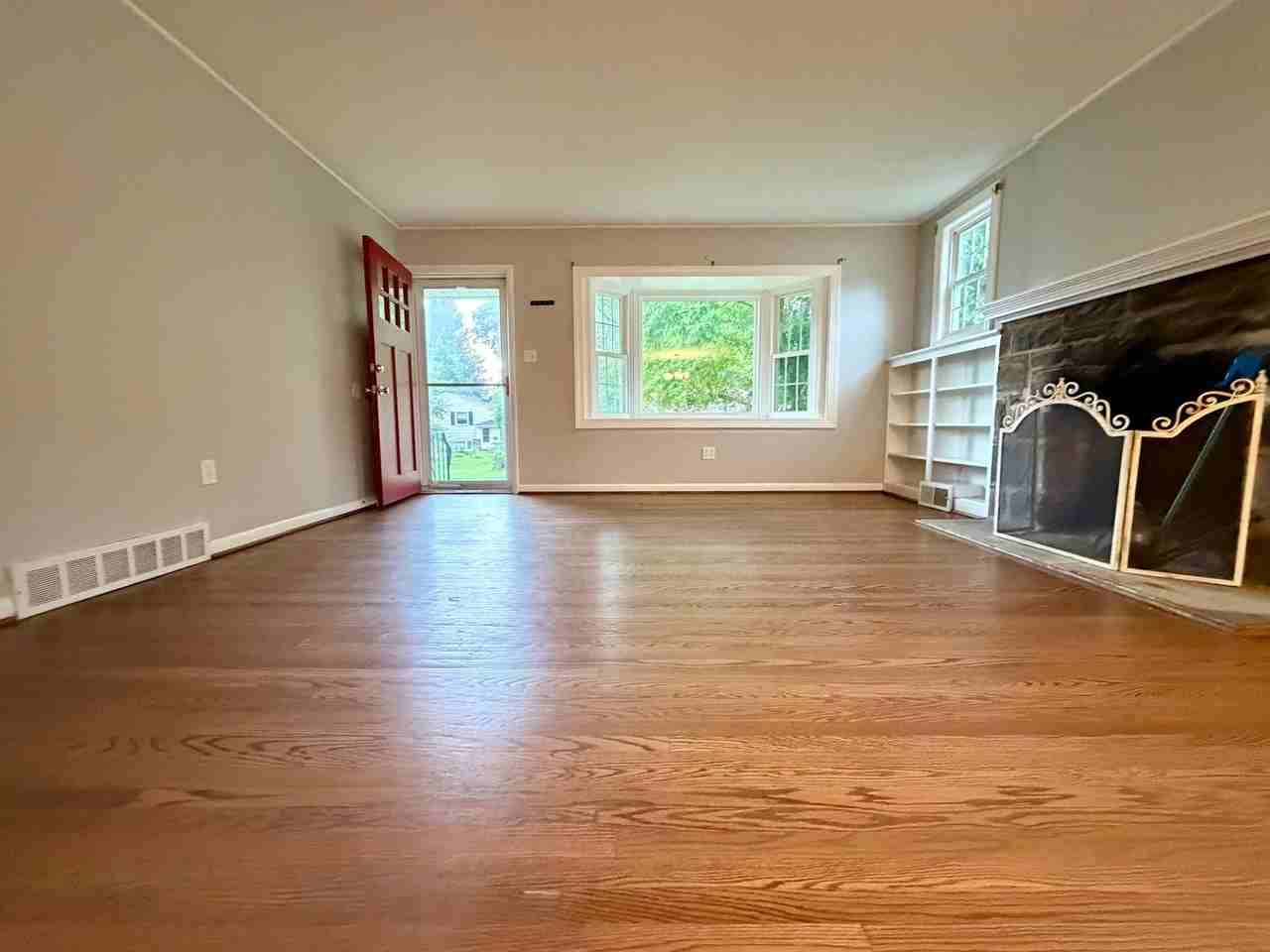 300 Winding Way - Photo 6 of 38