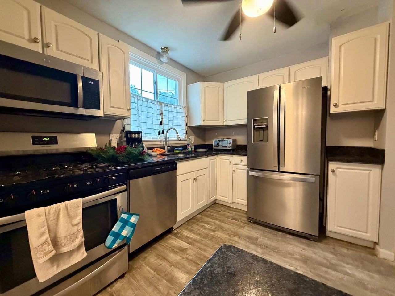300 Winding Way - Photo 7 of 38