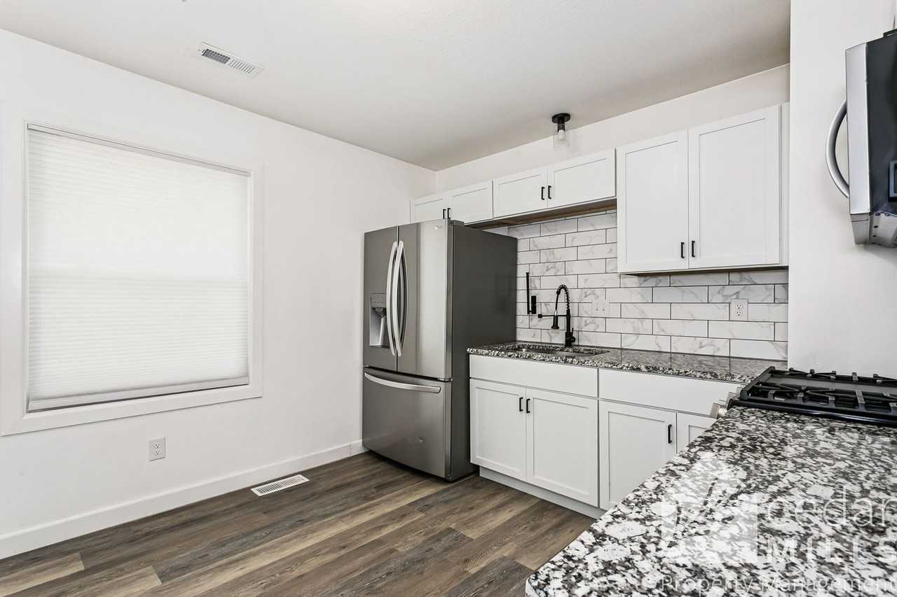 2502 S Mosley St - Photo 5 of 12