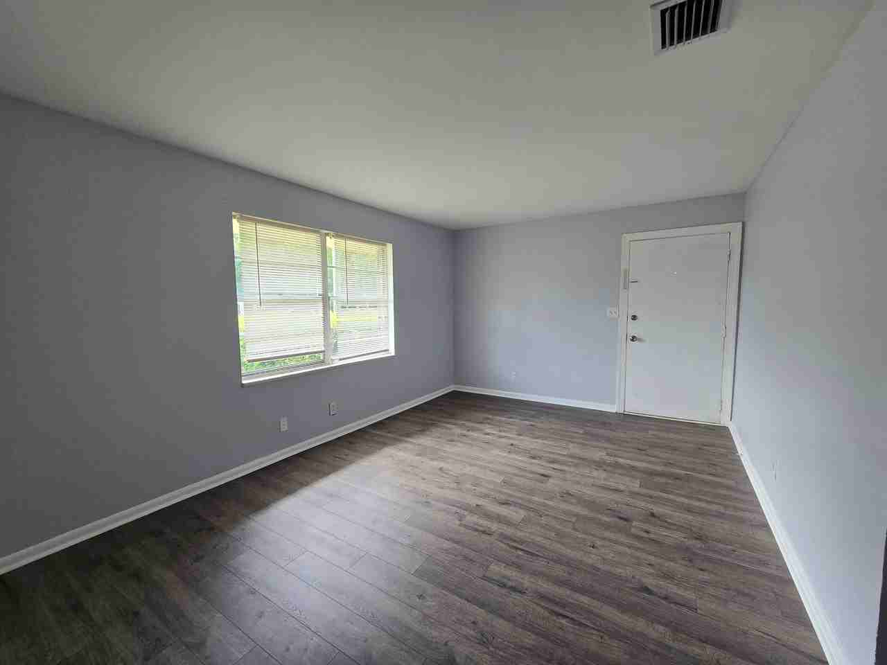 424B Bryan St - Photo 4 of 15