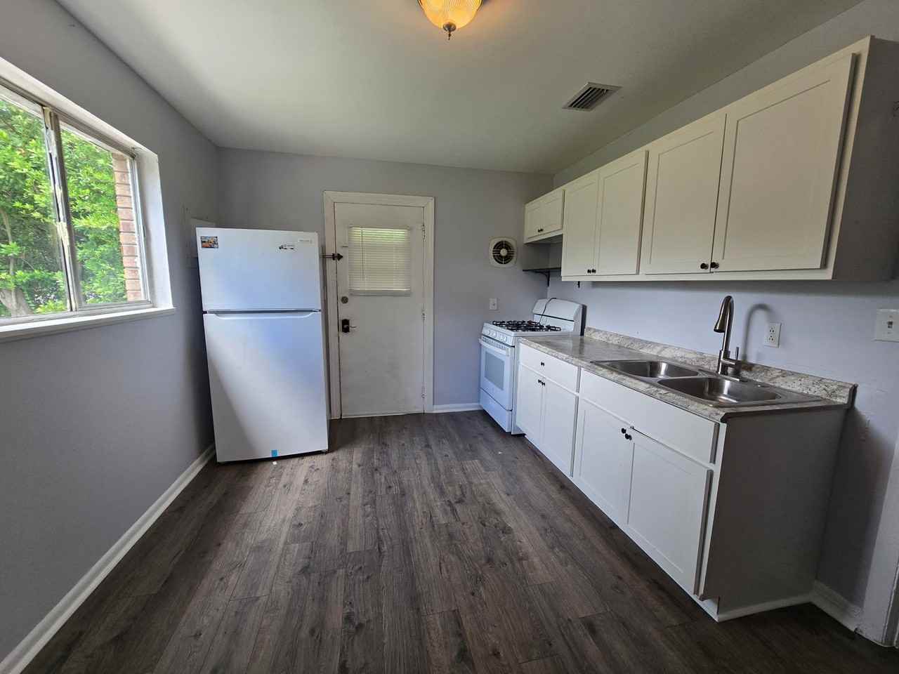 424B Bryan St - Photo 5 of 15