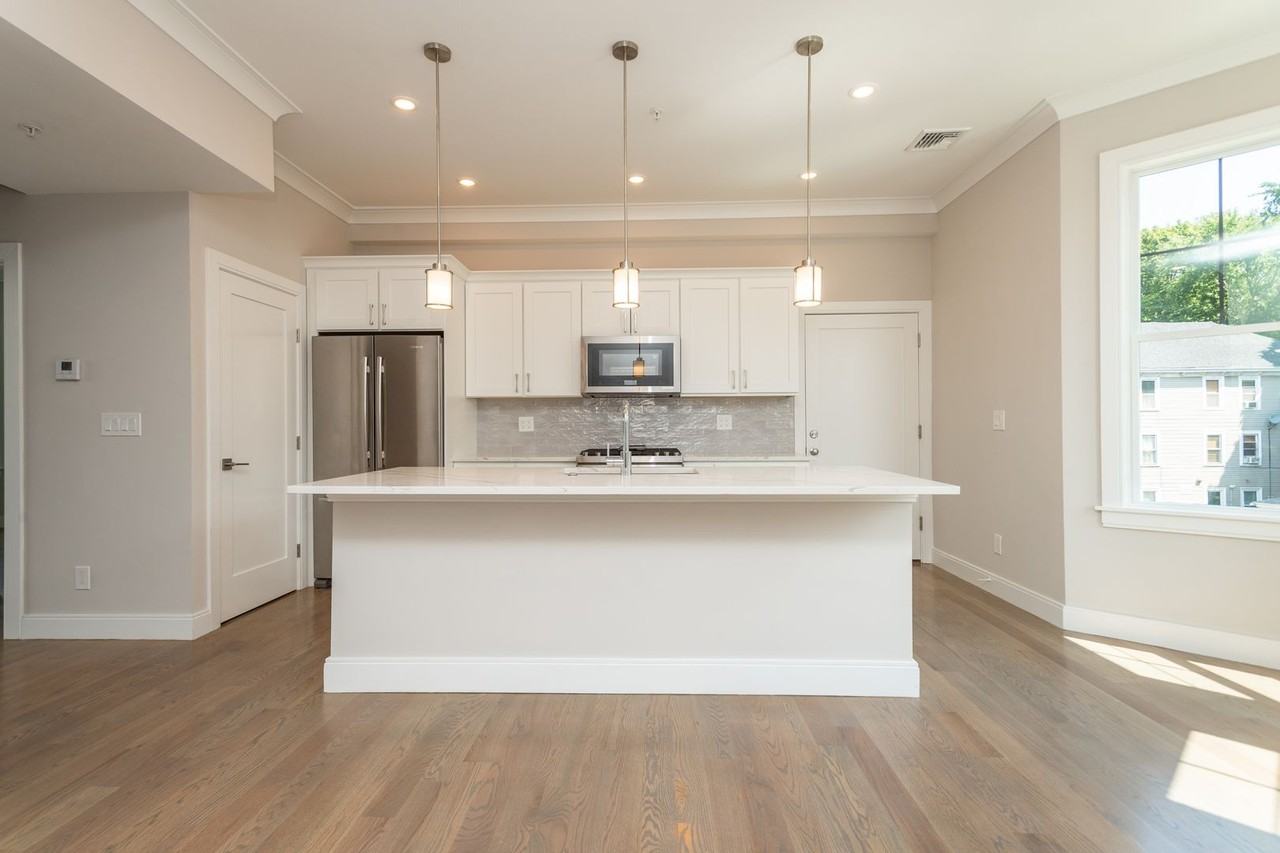3247 Washington St - Photo 2 of 21