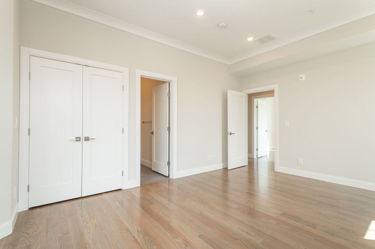 3247 Washington St - Photo 5 of 21
