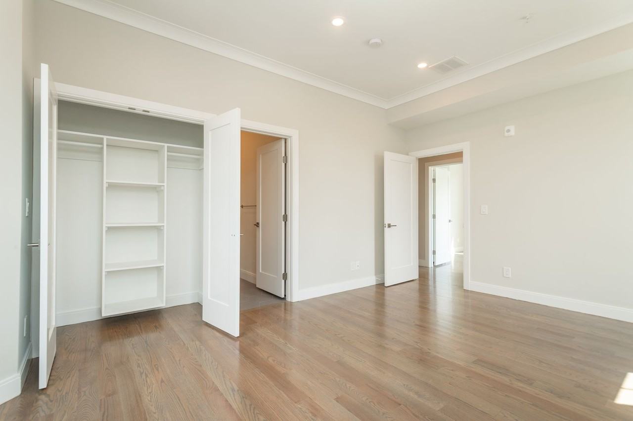3247 Washington St - Photo 6 of 21