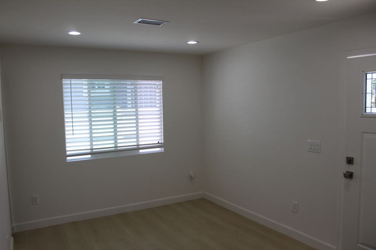 227 Waldo Ave #A - Photo 4 of 12