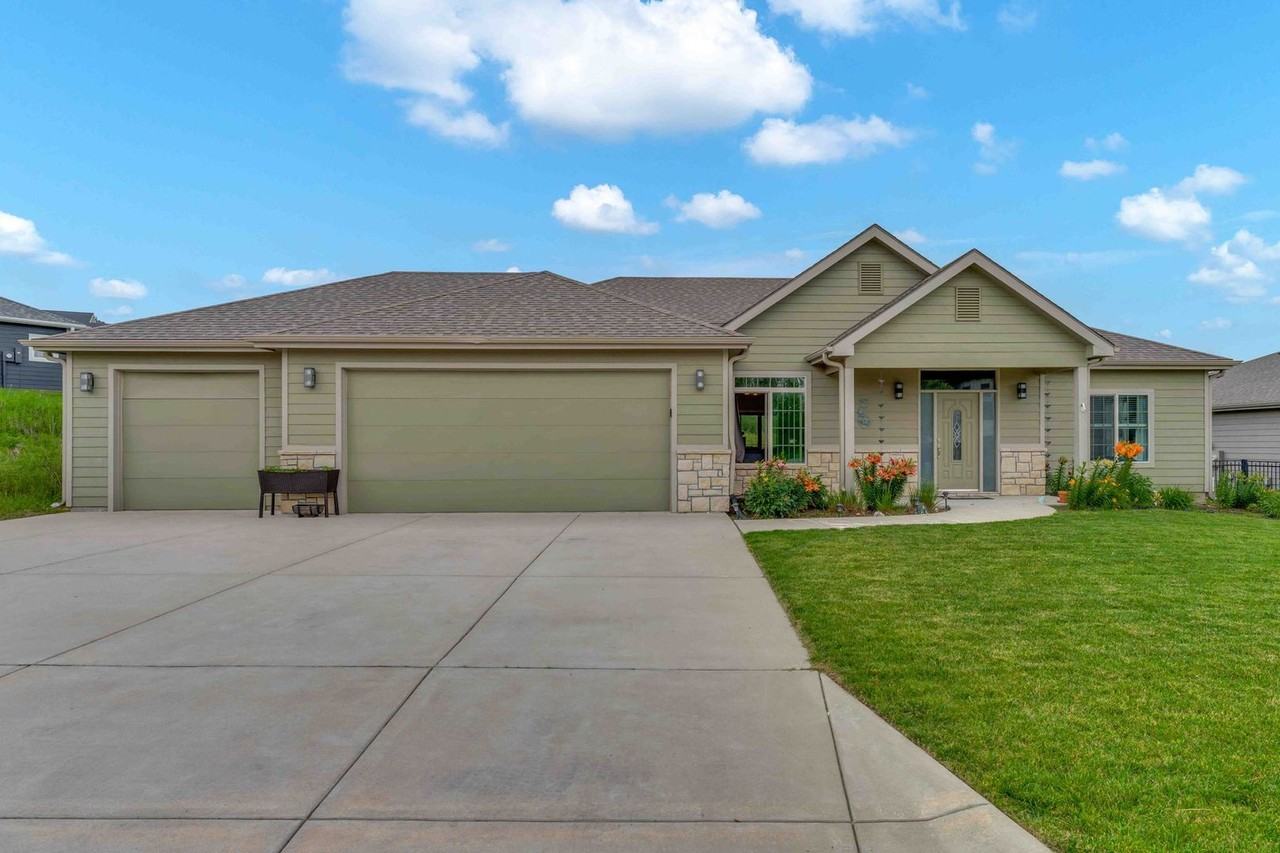 3327 Merced Dr - Photo 2 of 32