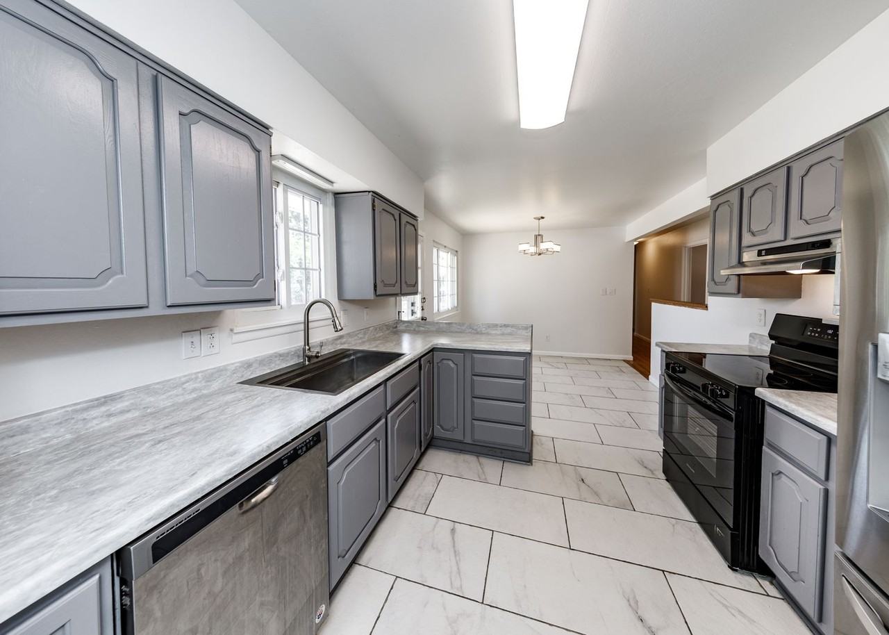 129 Ely St - Photo 2 of 50