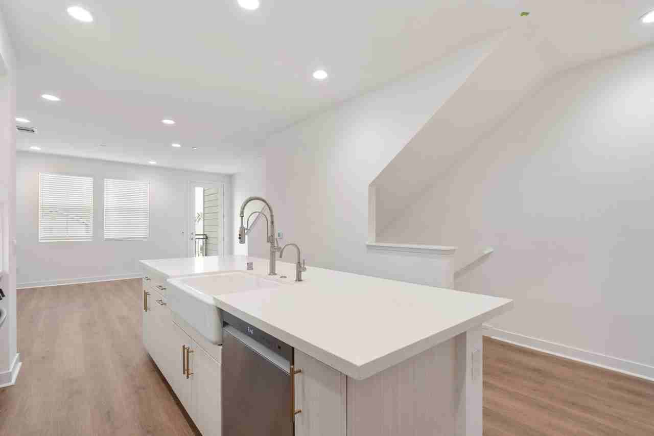 138 S Gardenia Ave - Photo 2 of 25