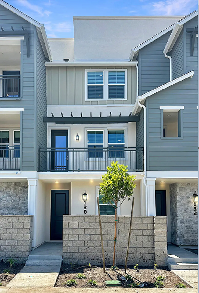 138 S Gardenia Ave - Photo 3 of 25