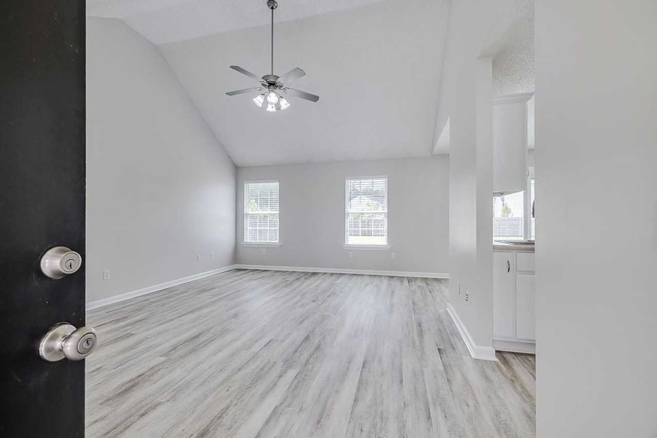 114 Mustang Dr - Photo 5 of 30