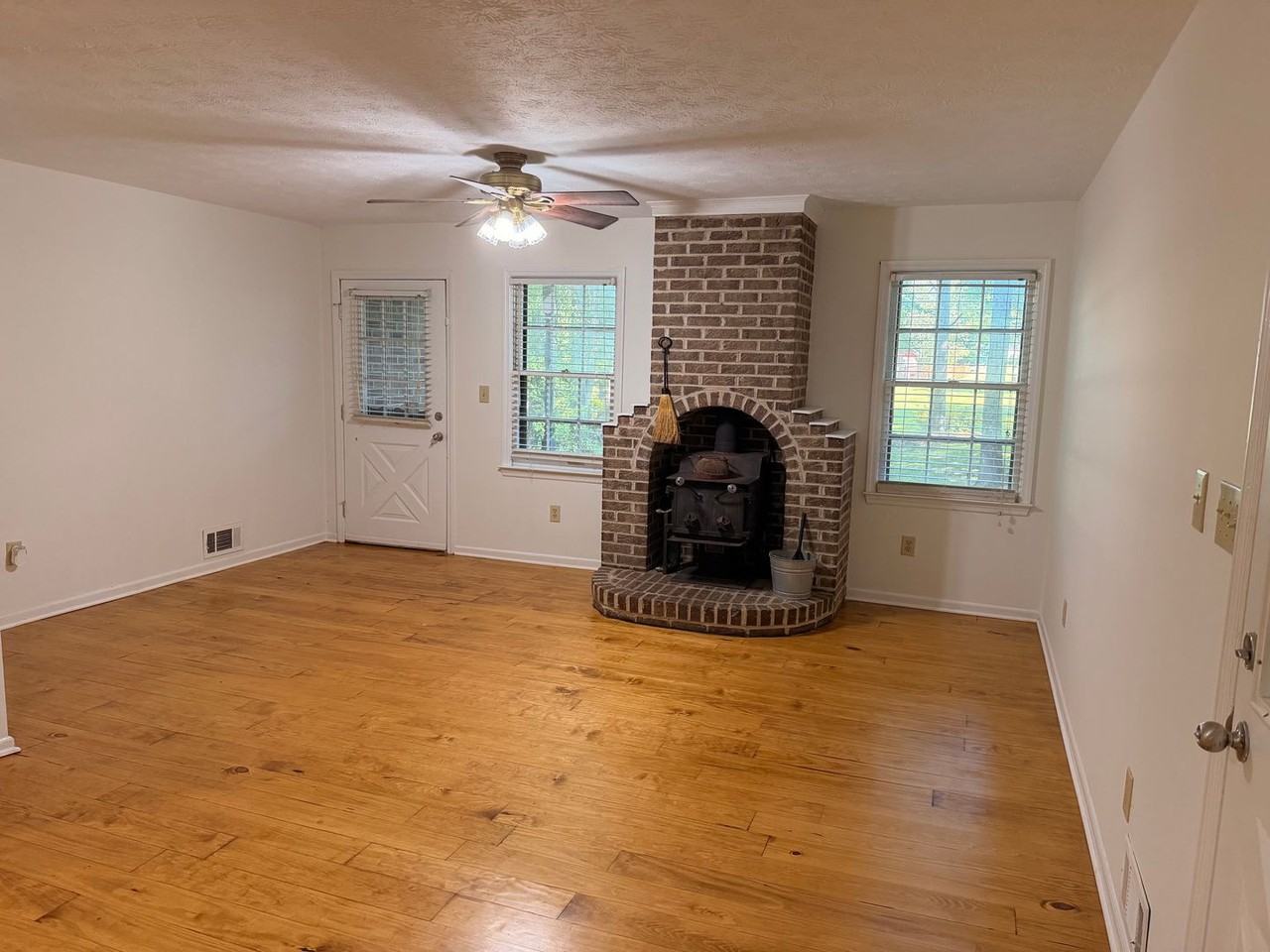 1101 Arrowhead Rd - Photo 2 of 10