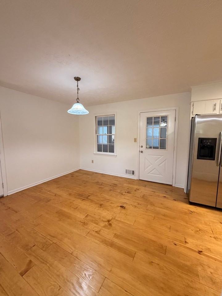 1101 Arrowhead Rd - Photo 4 of 10