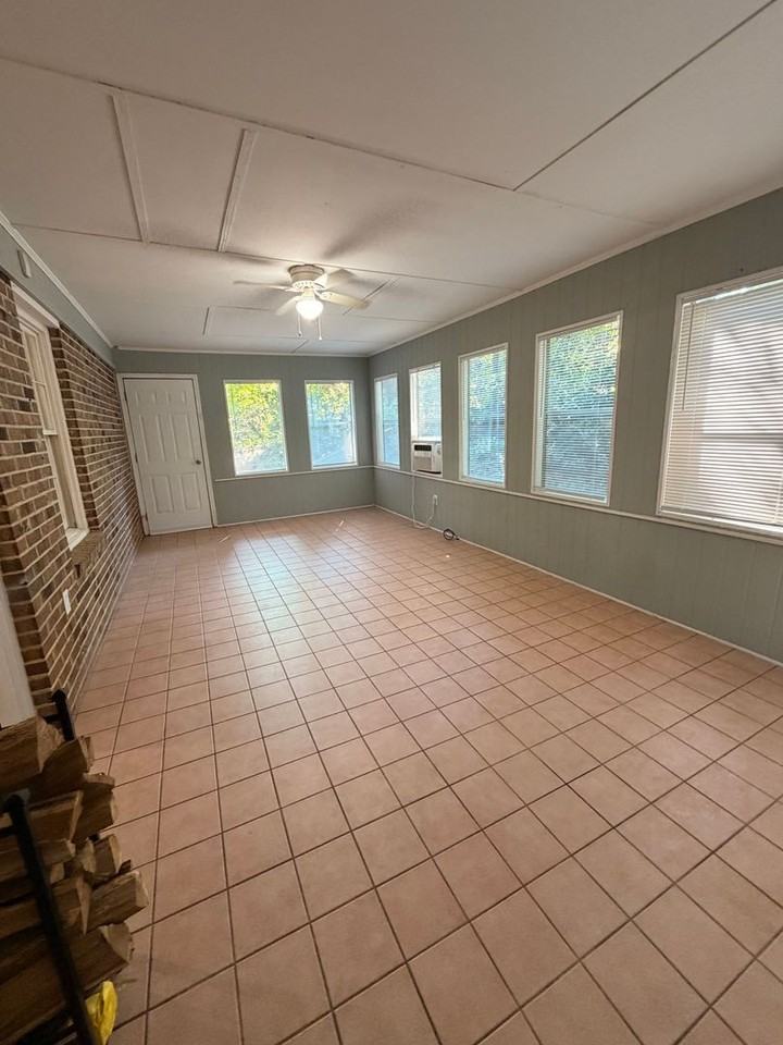 1101 Arrowhead Rd - Photo 5 of 10