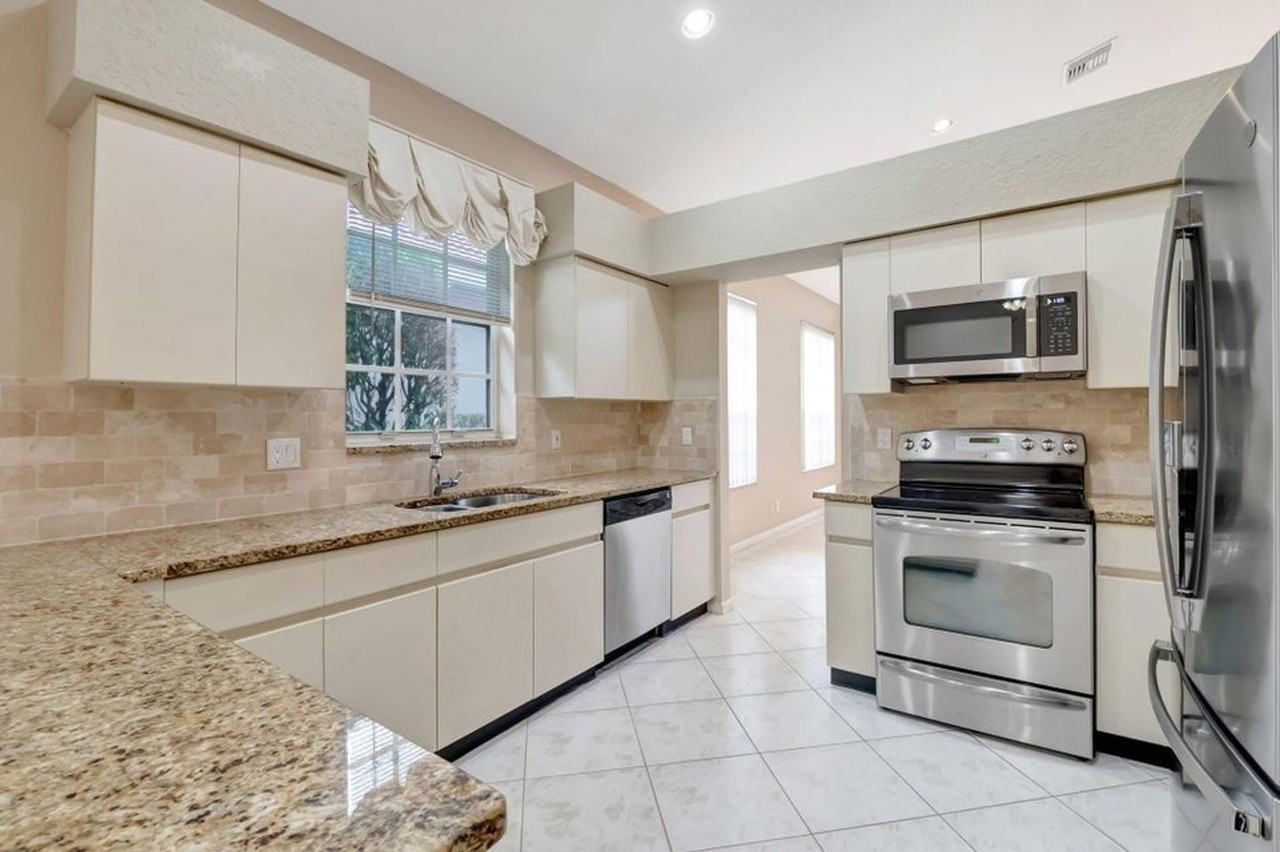 11081 Springbrook Cir - Photo 2 of 27