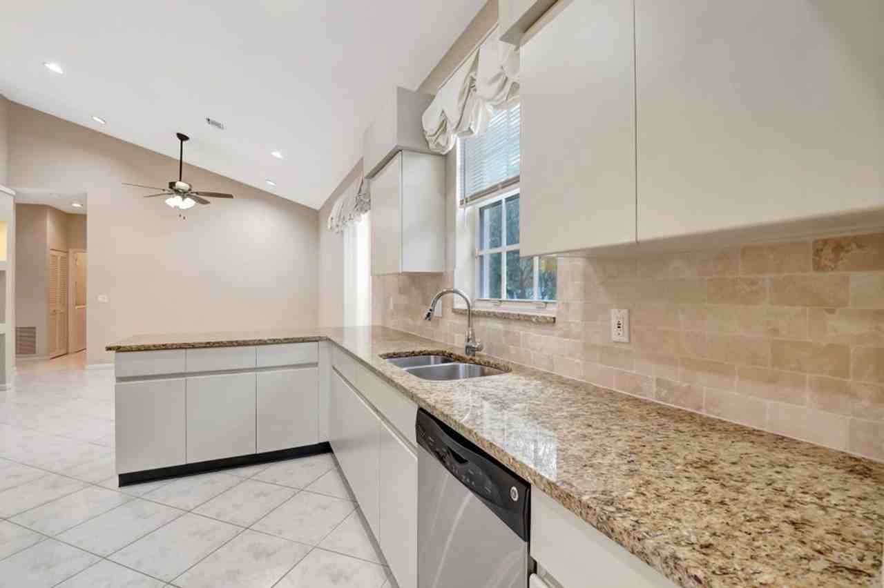 11081 Springbrook Cir - Photo 4 of 27