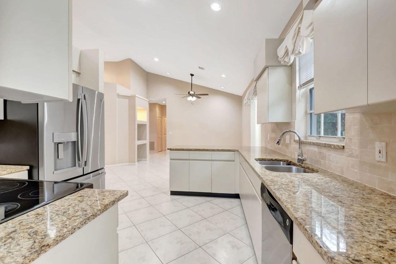 11081 Springbrook Cir - Photo 5 of 27