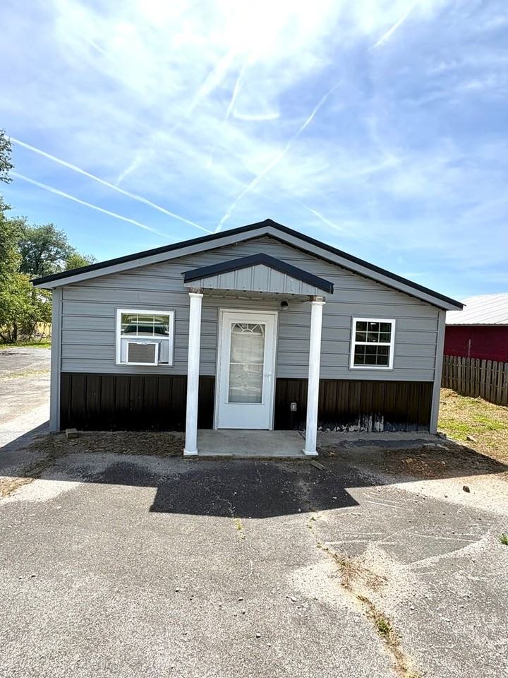 411 Mammoth Cave St - Photo 2 of 11