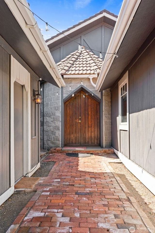 620 Clarke Rd - Photo 2 of 20
