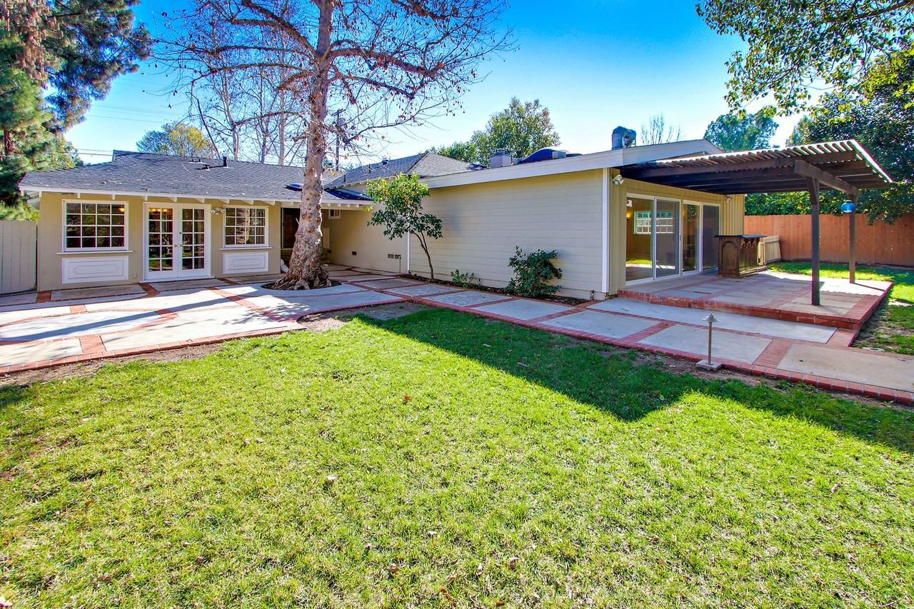 5923 Jumilla Ave - Photo 4 of 40