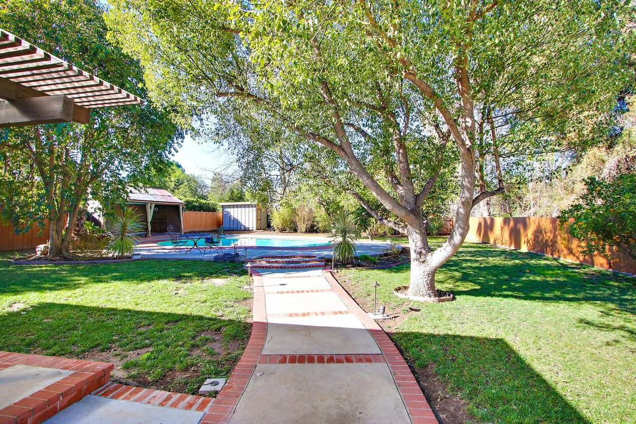5923 Jumilla Ave - Photo 5 of 40