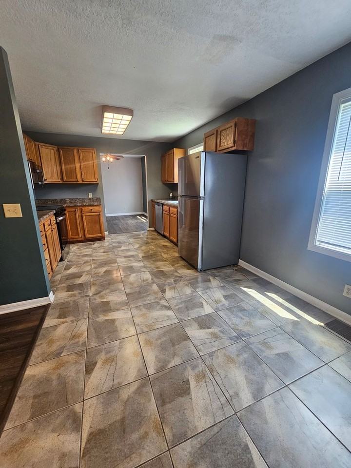 1624 W 36th St - Photo 4 of 15