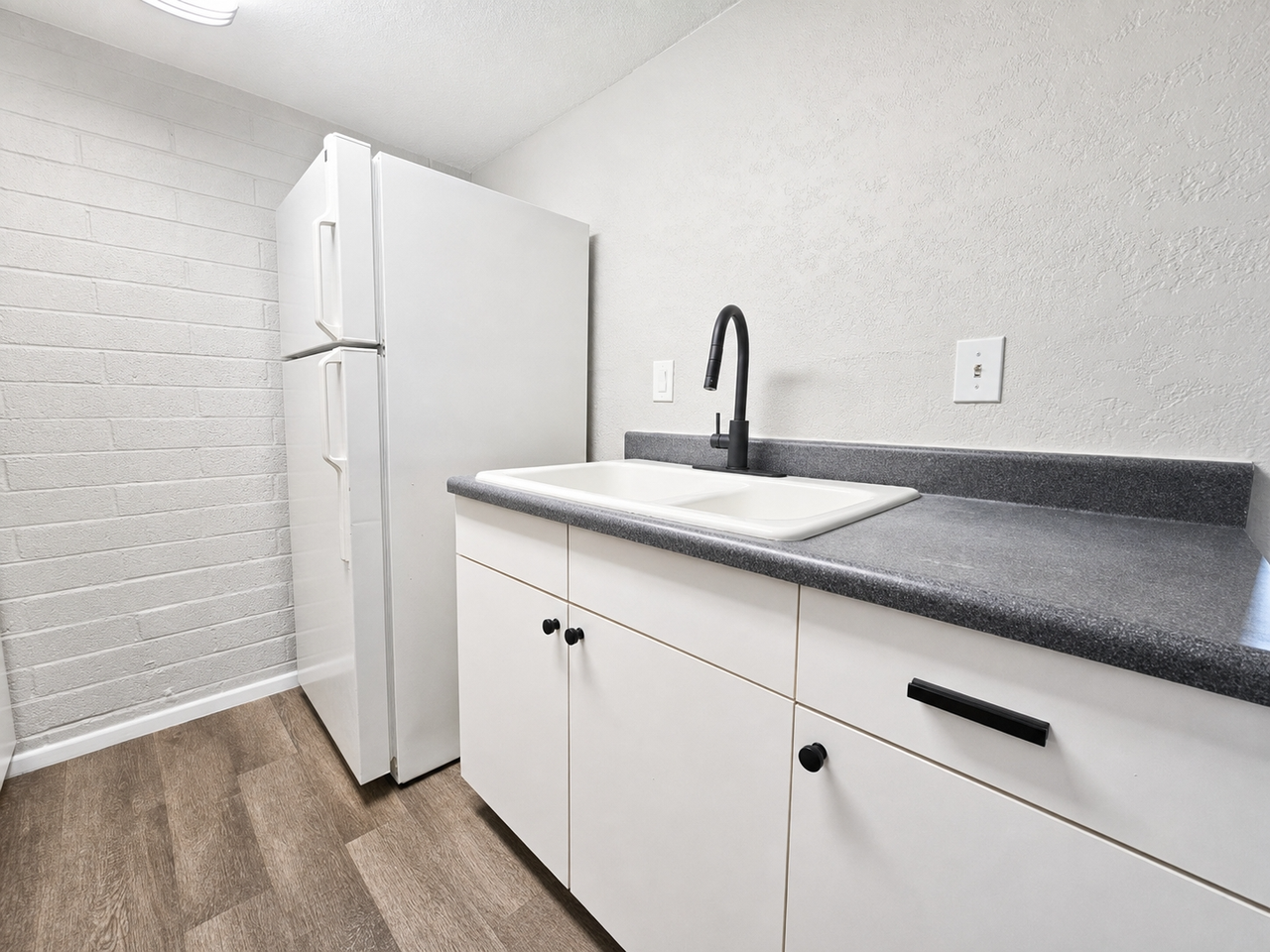507 W 10th St #D - Photo 3 of 15