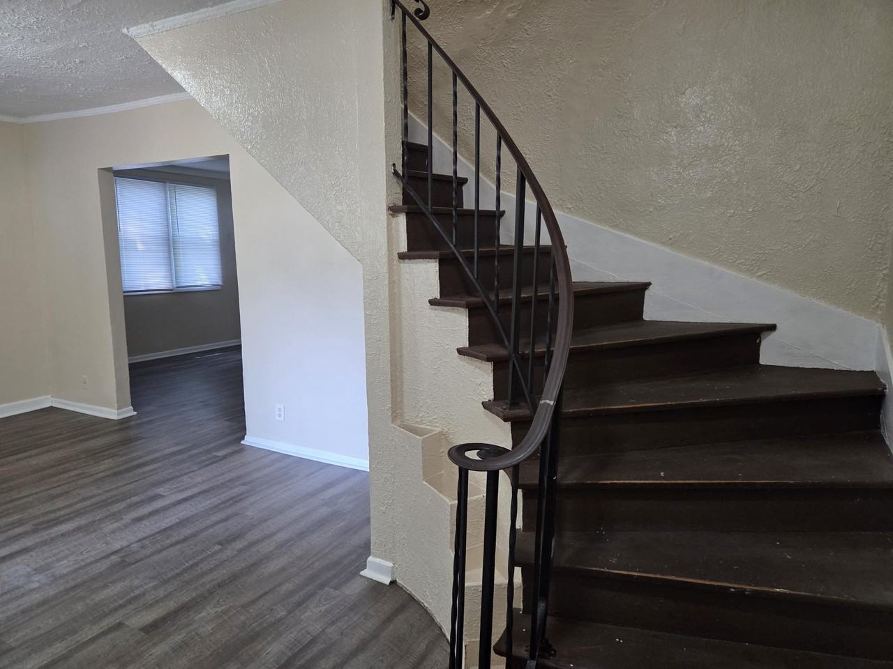 1347 Thomas Ave N #1 - Photo 7 of 20