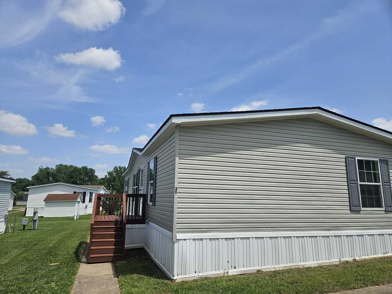 39 Lynnwood Cir #125 - Photo 2 of 21