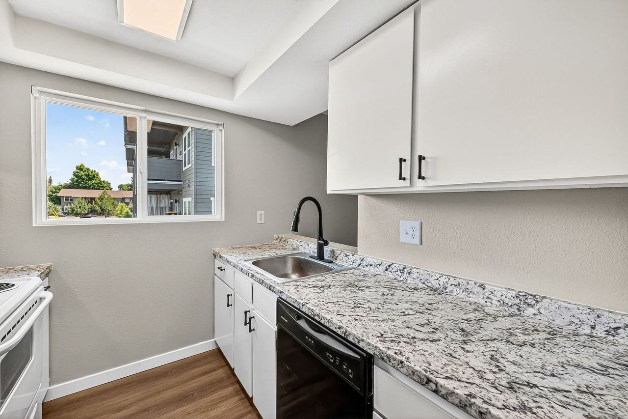 River Court Apartments - Photo 5 of 10