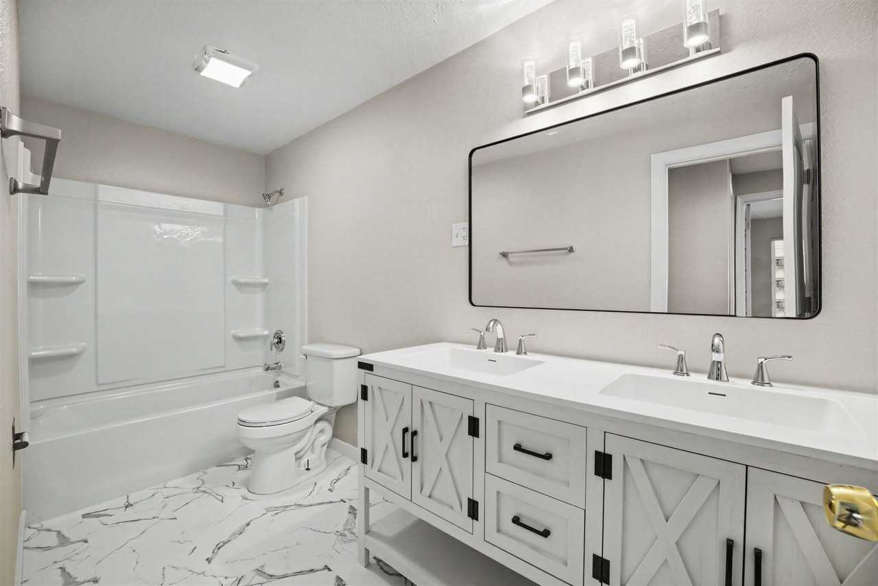 River Court Apartments - Photo 7 of 10