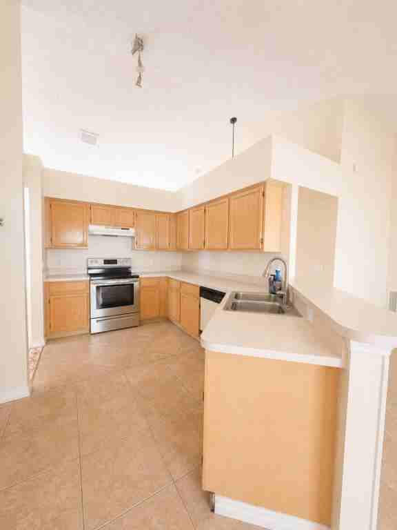 1725 Sir John Ct - Photo 3 of 8