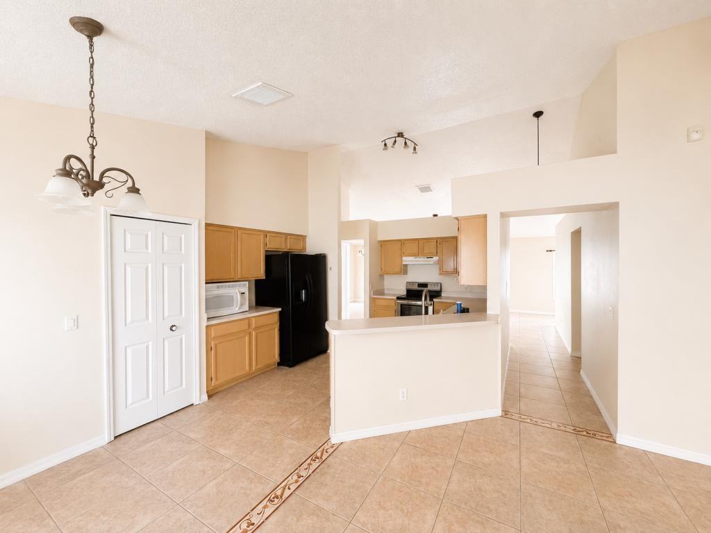 1725 Sir John Ct - Photo 6 of 8