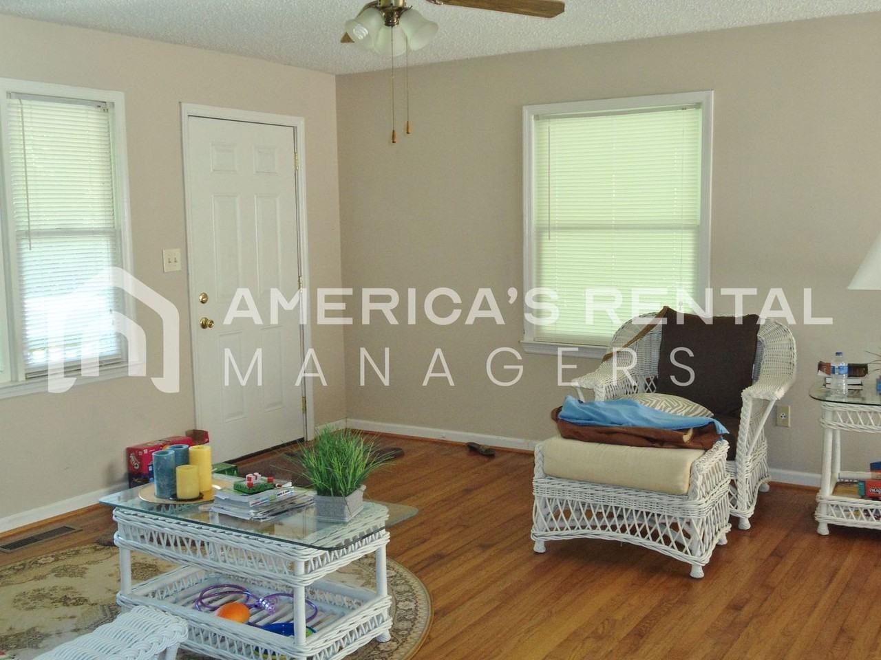 1833 Moncrief Rd - Photo 3 of 7