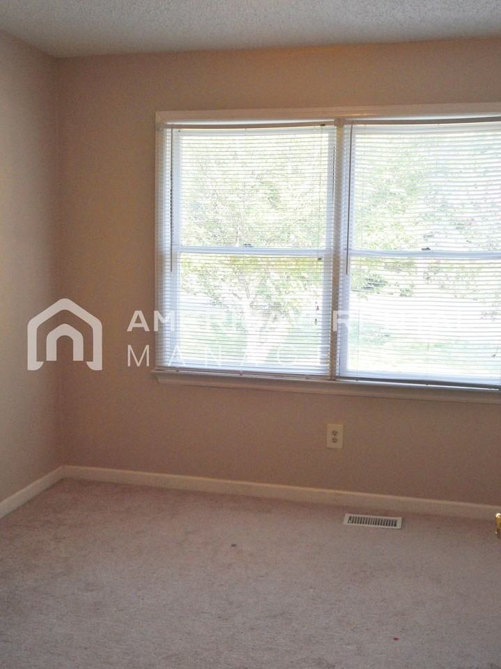 1833 Moncrief Rd - Photo 4 of 7