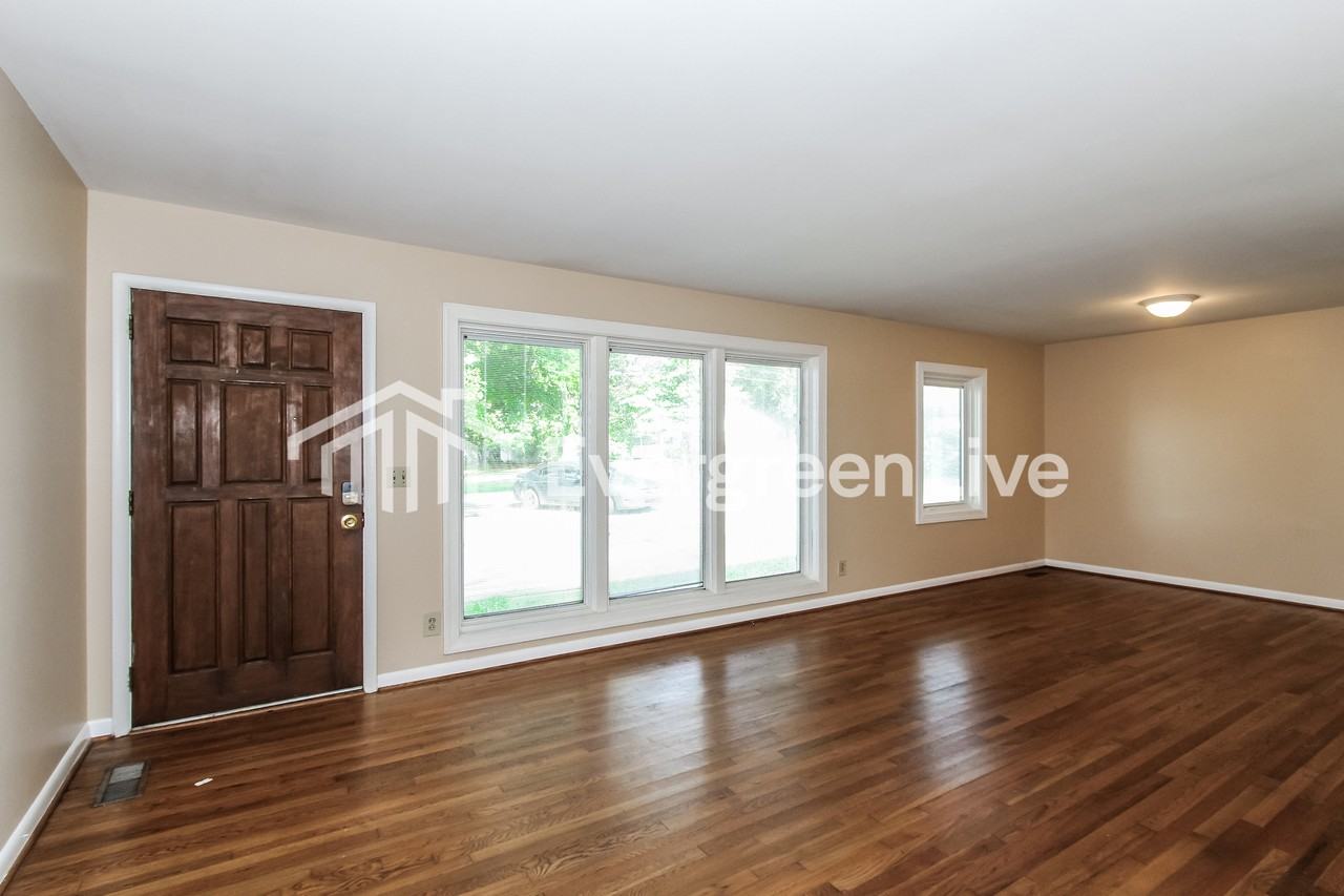 1413 Dogwood Ln - Photo 3 of 15