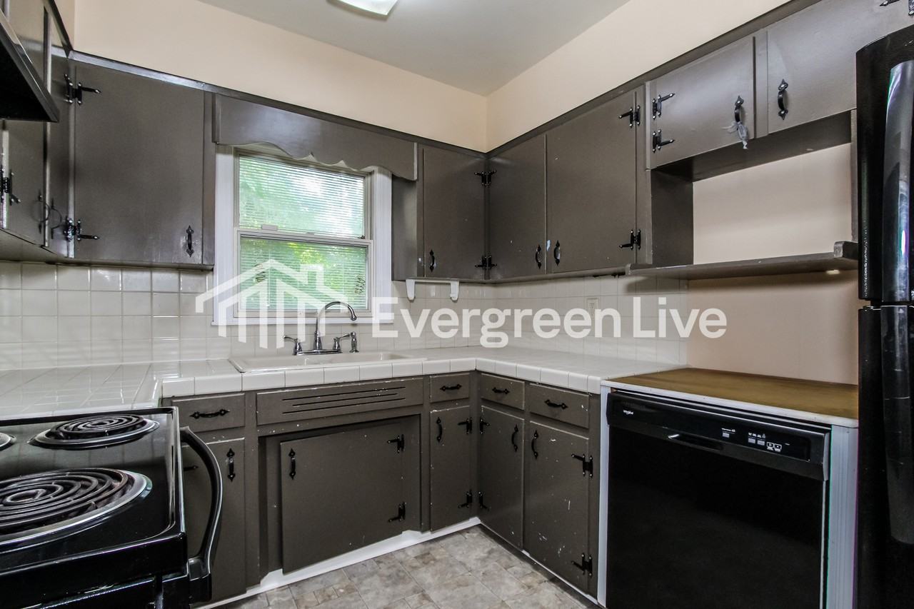 1413 Dogwood Ln - Photo 5 of 15