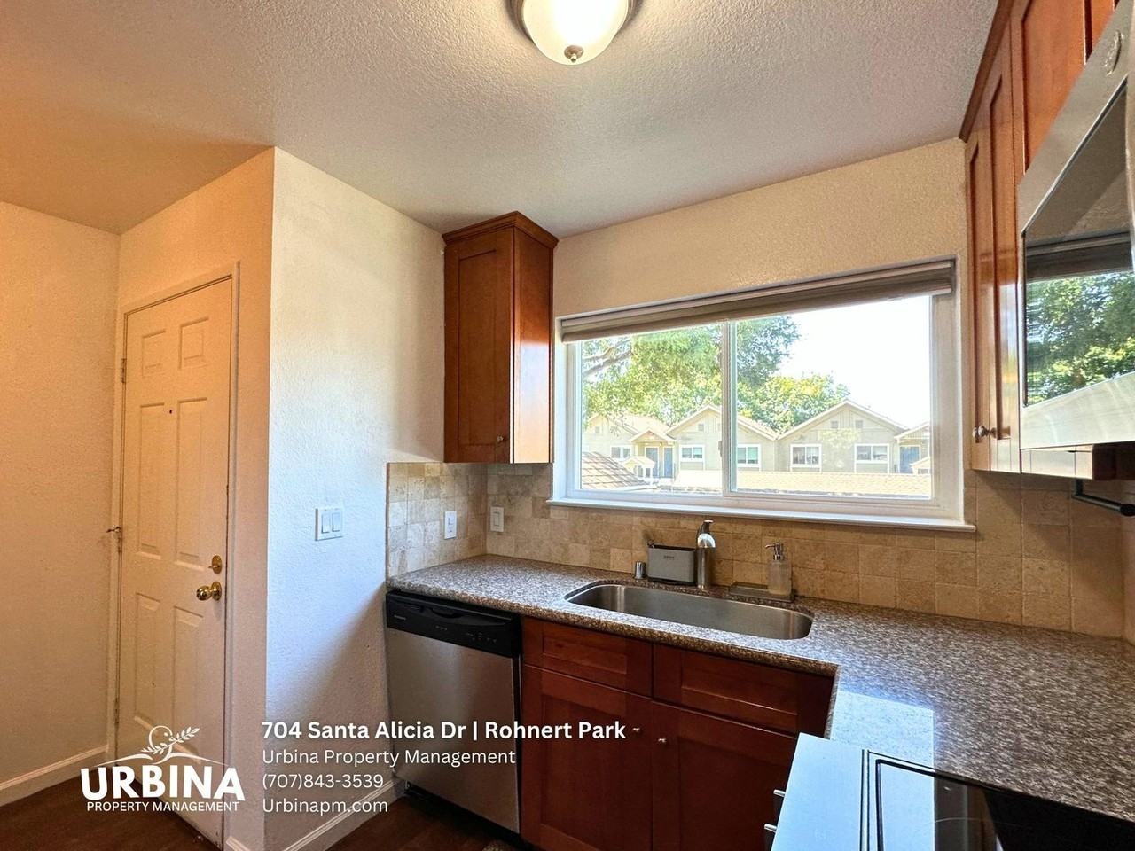 704 Santa Alicia Dr - Photo 3 of 19