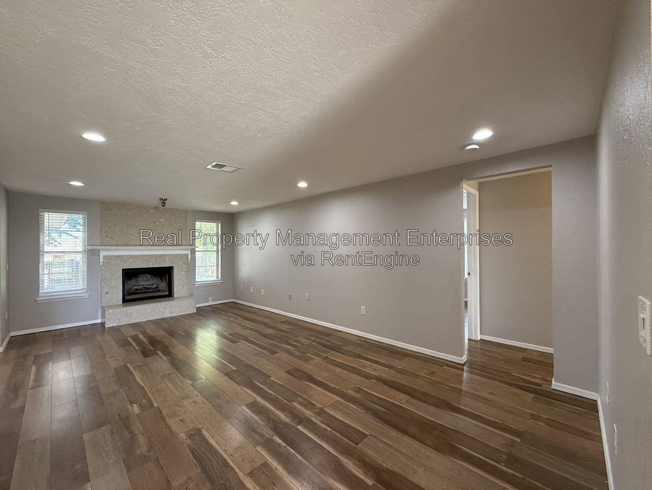 1071 Castlebury Mansion - Photo 2 of 19