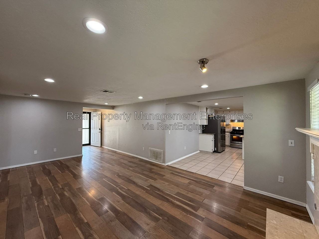 1071 Castlebury Mansion - Photo 3 of 19