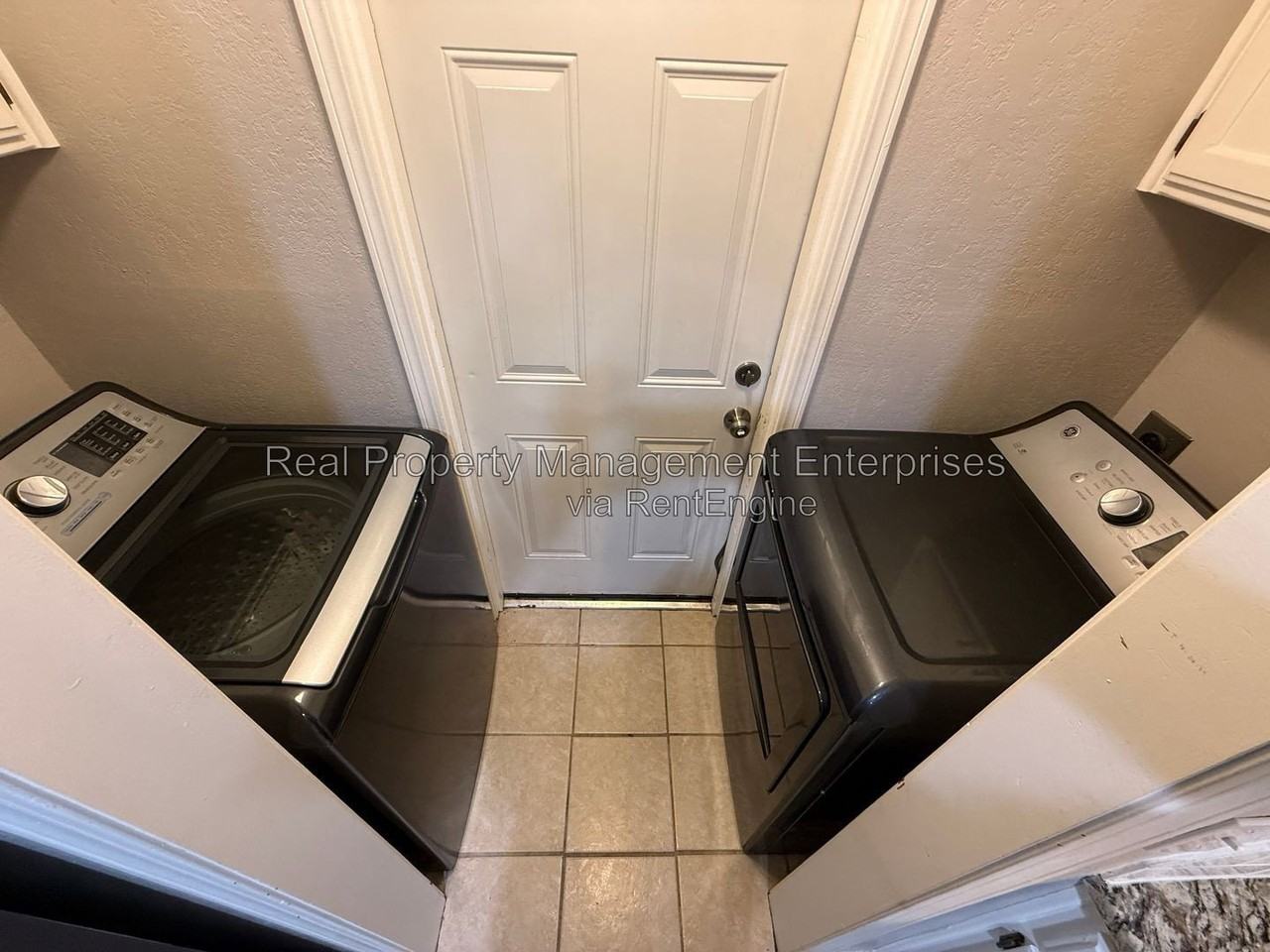 1071 Castlebury Mansion - Photo 7 of 19