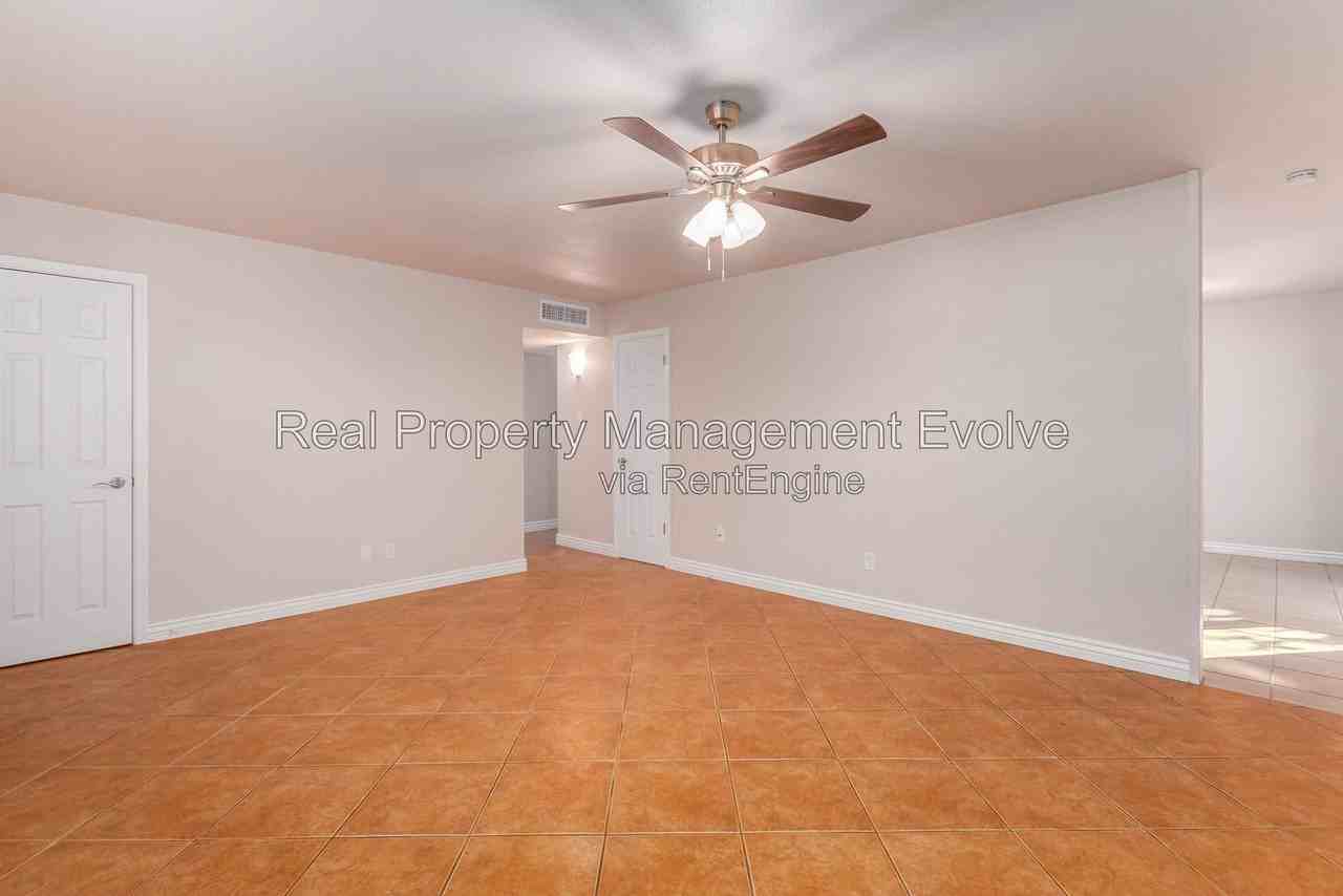 5438 S 46th Pl - Photo 3 of 37