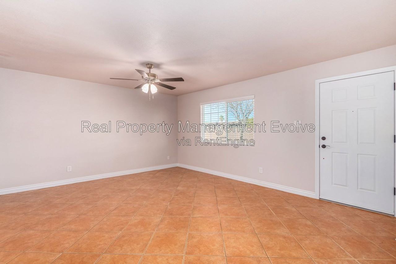5438 S 46th Pl - Photo 4 of 37