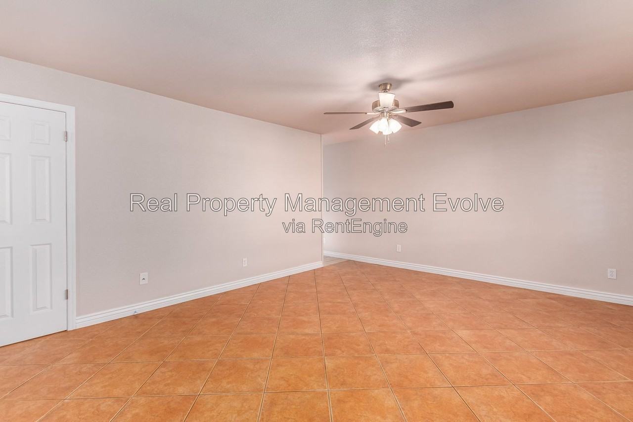 5438 S 46th Pl - Photo 6 of 37