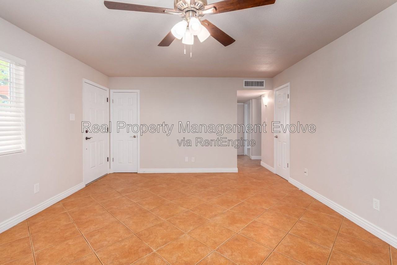 5438 S 46th Pl - Photo 7 of 37