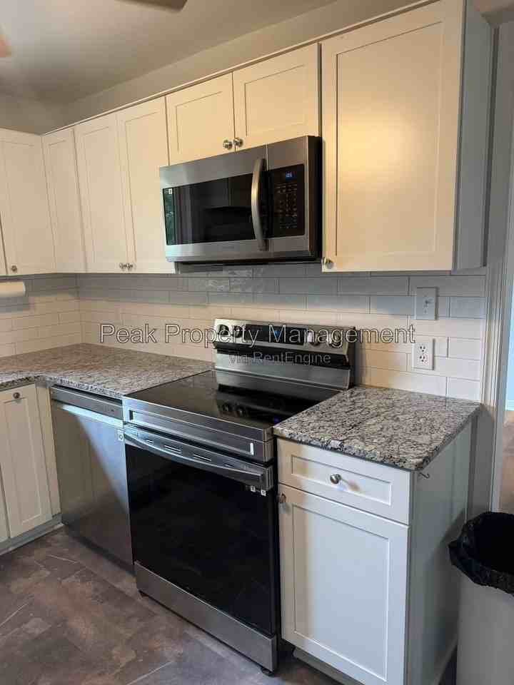 2119 Woodmont Dr - Photo 5 of 31